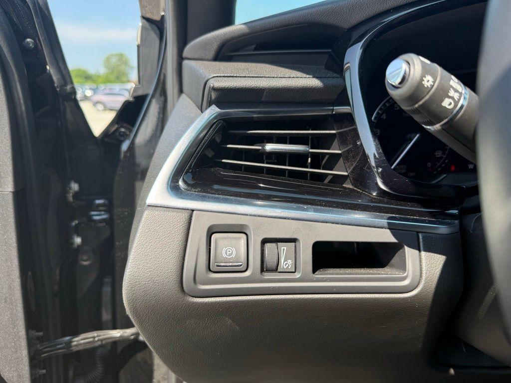 used 2025 Cadillac XT6 car, priced at $52,900