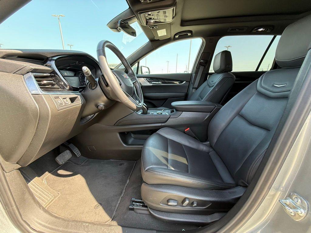 used 2025 Cadillac XT6 car, priced at $52,900