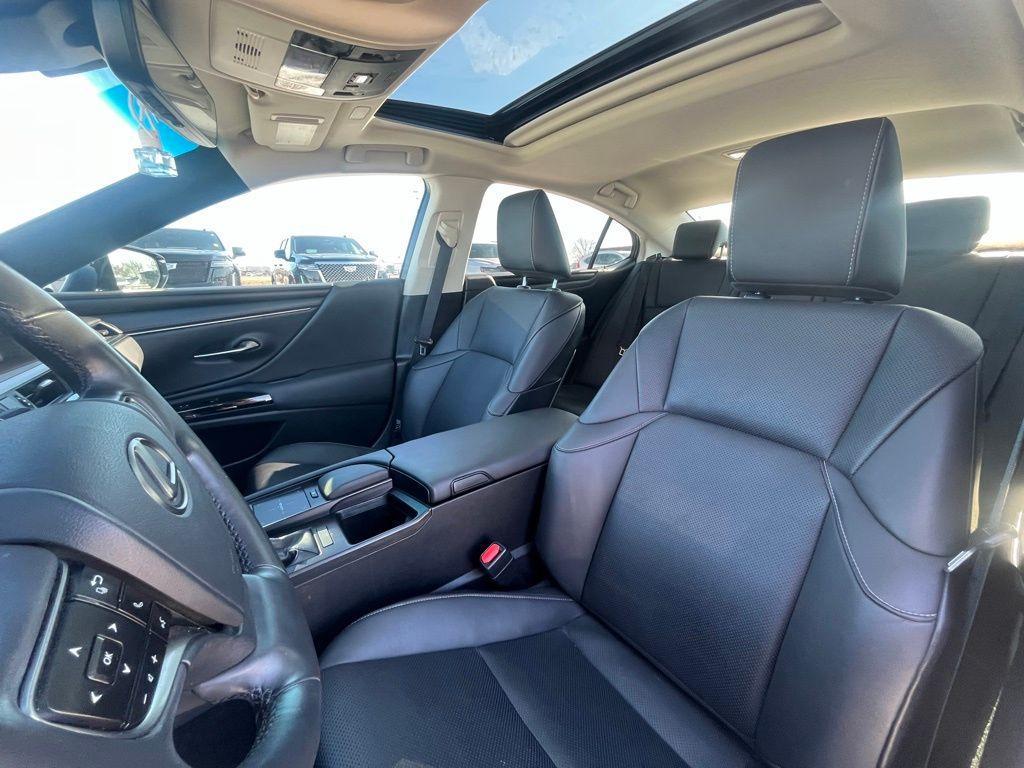 used 2022 Lexus ES 350 car, priced at $32,100