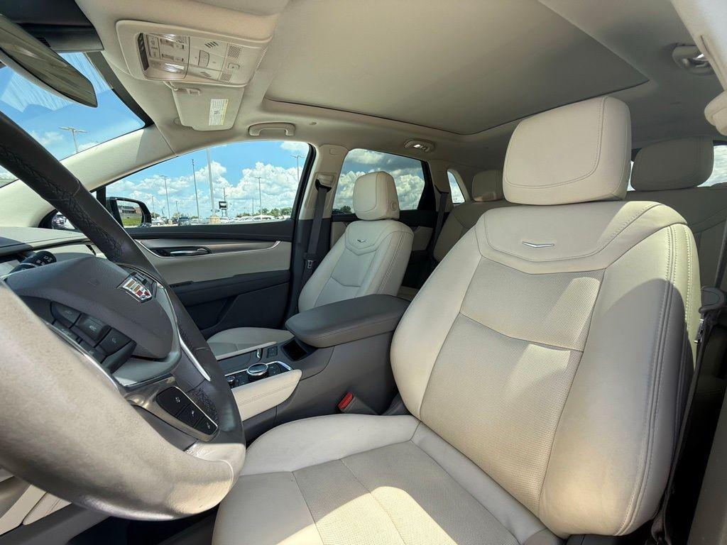 used 2021 Cadillac XT5 car, priced at $33,600
