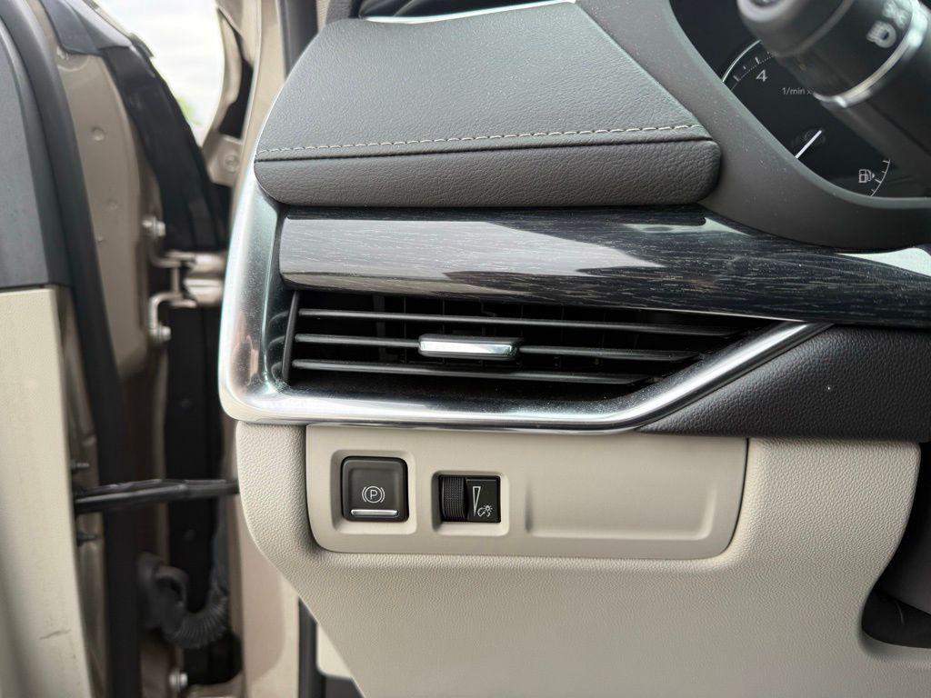 used 2022 Cadillac XT4 car, priced at $29,900