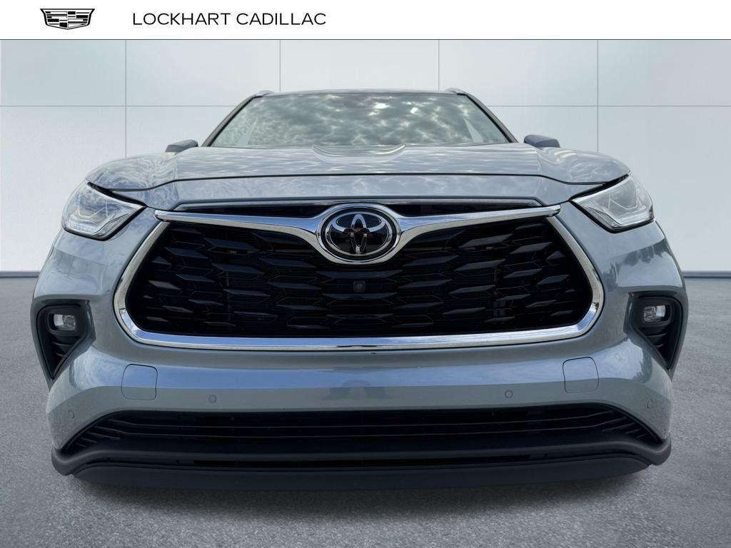 used 2021 Toyota Highlander car, priced at $38,500