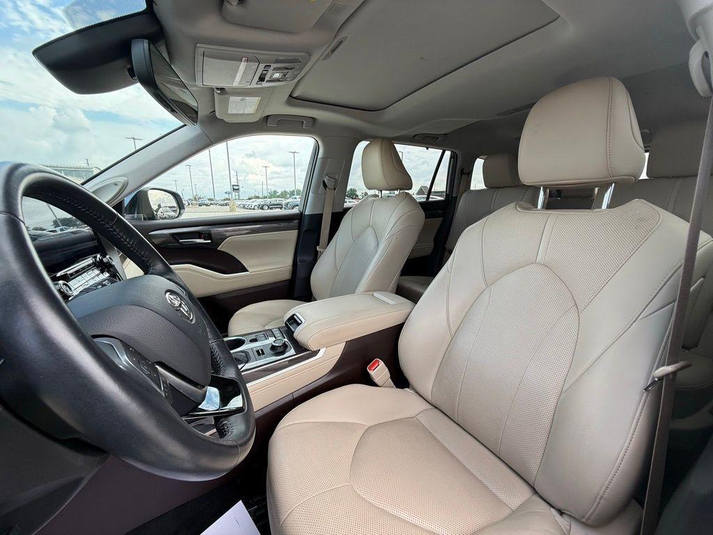used 2021 Toyota Highlander car, priced at $38,500