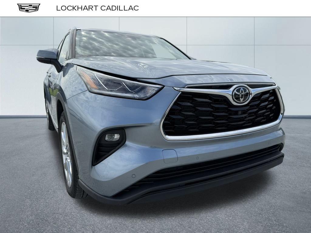 used 2021 Toyota Highlander car, priced at $38,500