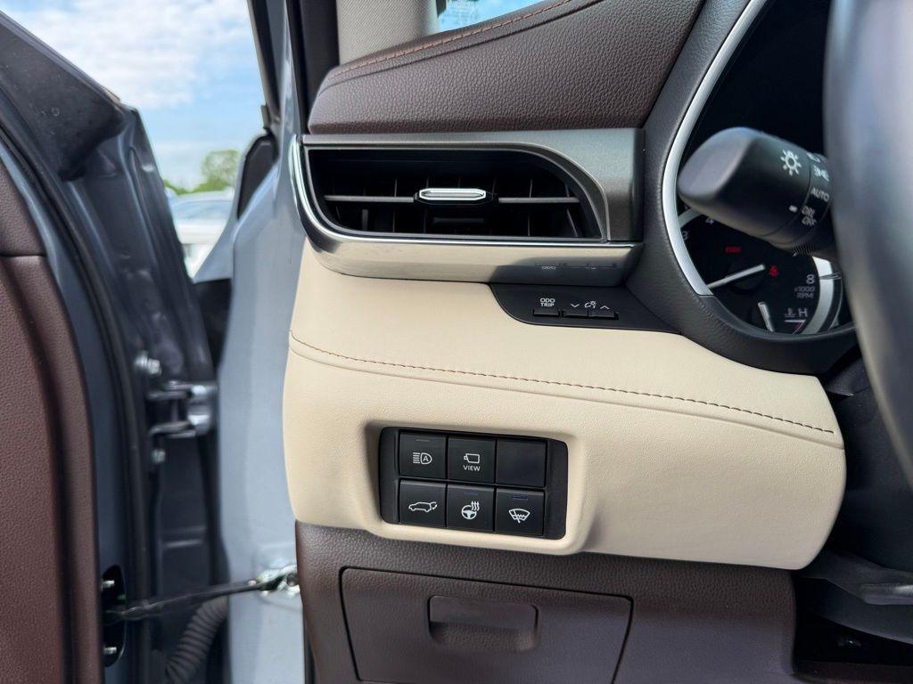 used 2021 Toyota Highlander car, priced at $38,500