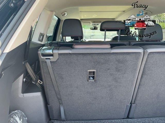 new 2025 Volkswagen Atlas car, priced at $48,951