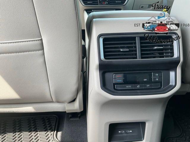 new 2025 Volkswagen Atlas car, priced at $41,000