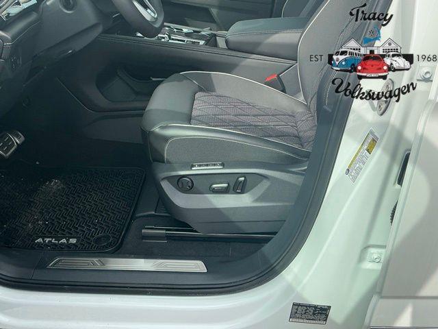 new 2025 Volkswagen Atlas car, priced at $57,056
