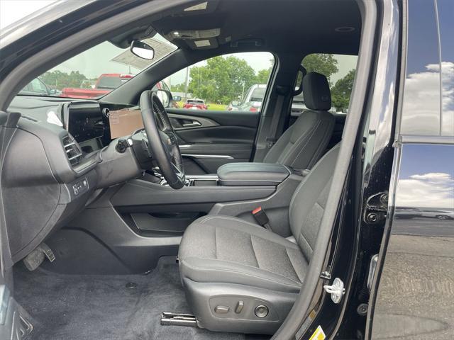 used 2025 Chevrolet Traverse car, priced at $39,850