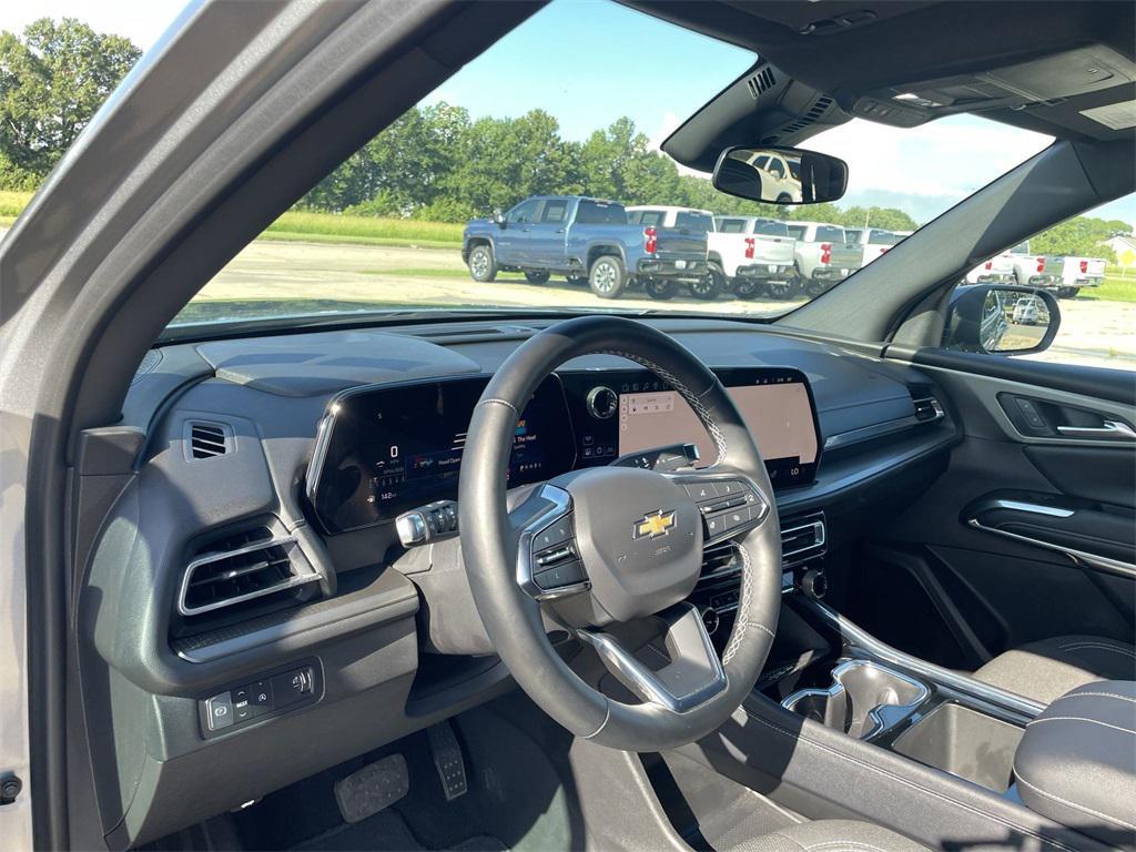 used 2025 Chevrolet Traverse car, priced at $39,850