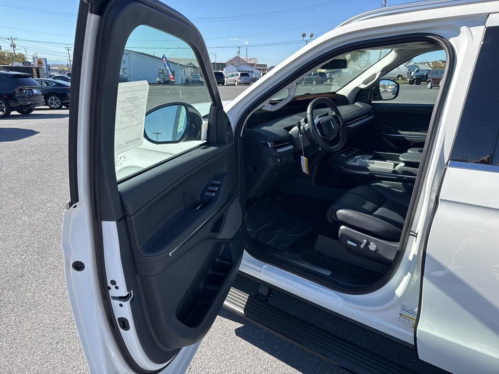 new 2025 Lincoln Navigator L car, priced at $107,325