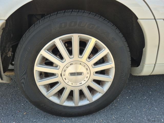 used 2004 Lincoln Town Car car, priced at $14,884