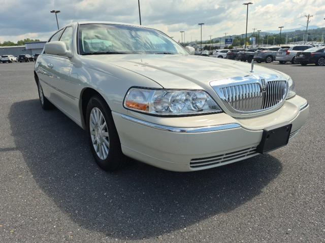 used 2004 Lincoln Town Car car, priced at $14,884