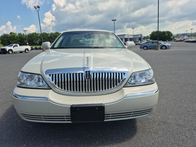 used 2004 Lincoln Town Car car, priced at $14,884
