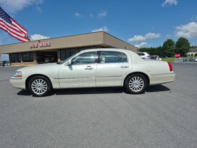used 2004 Lincoln Town Car car, priced at $14,884