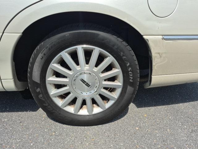 used 2004 Lincoln Town Car car, priced at $14,884