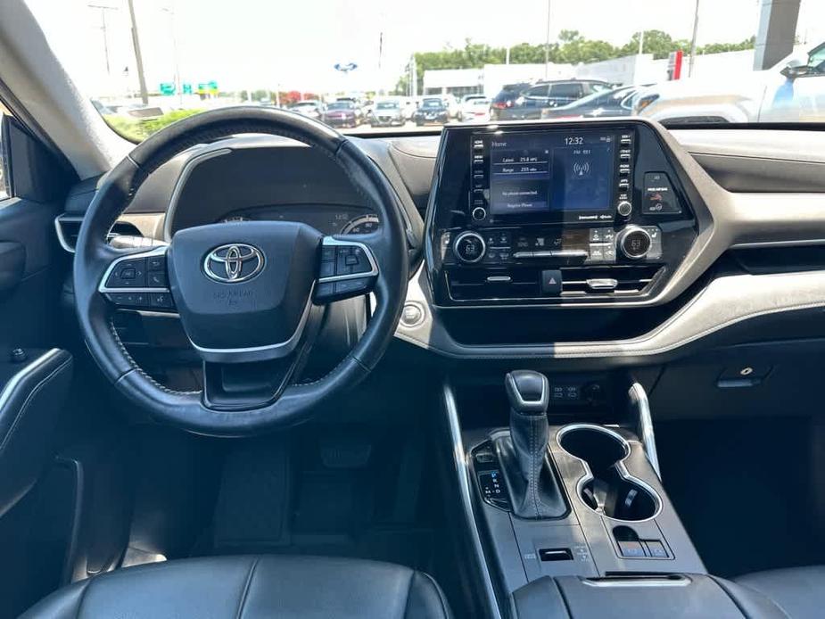 used 2022 Toyota Highlander car, priced at $34,100