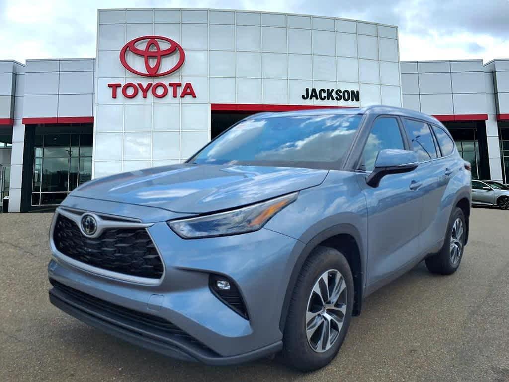 used 2023 Toyota Highlander car, priced at $39,290