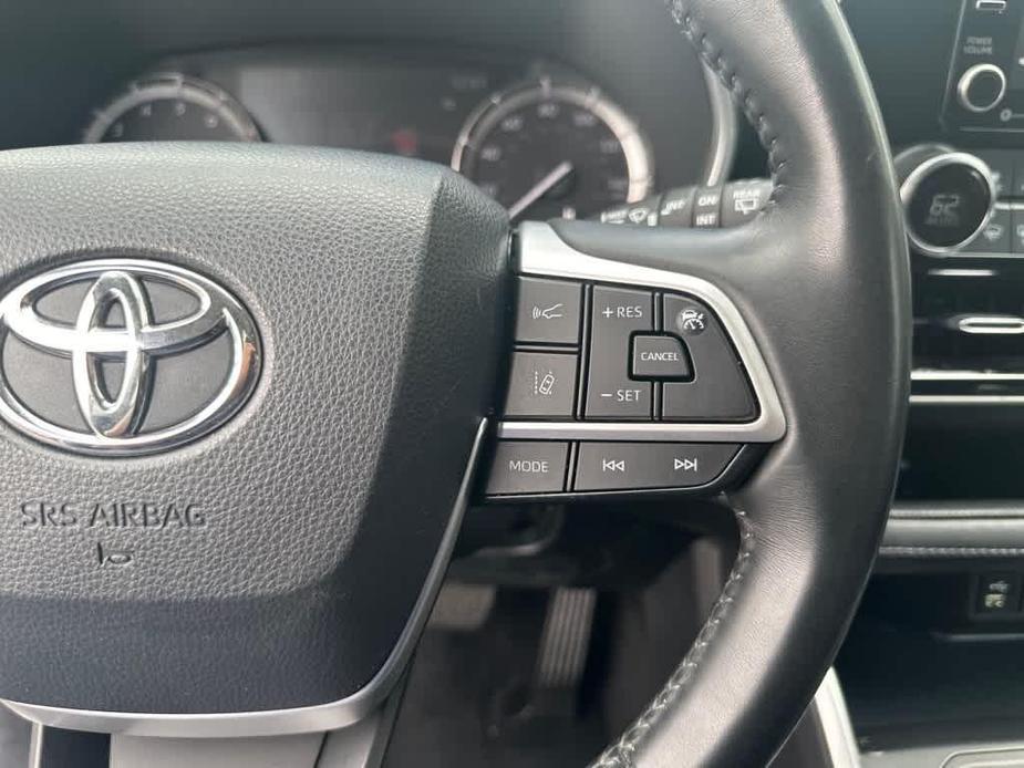 used 2022 Toyota Highlander car, priced at $34,100