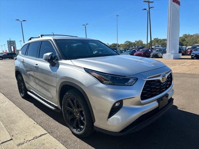 used 2022 Toyota Highlander car, priced at $31,899