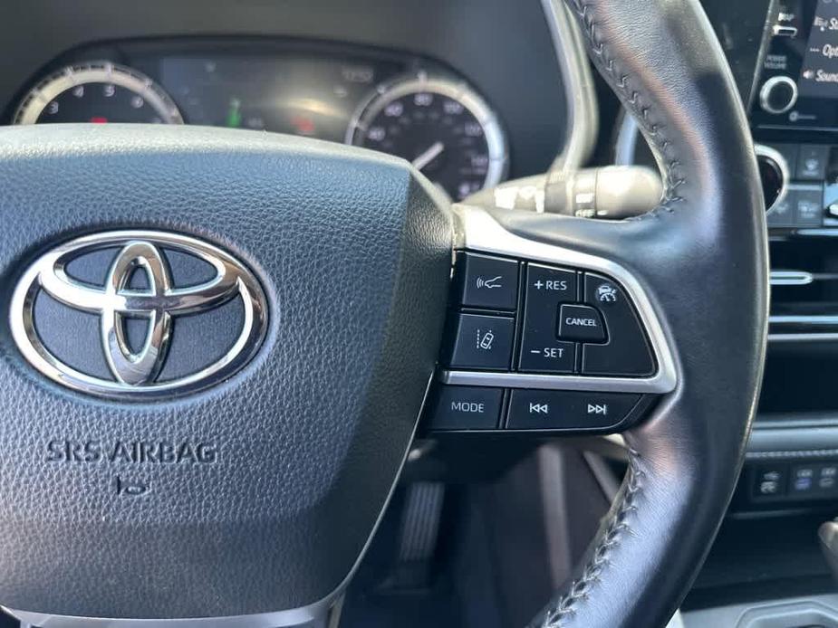 used 2022 Toyota Highlander car, priced at $35,100