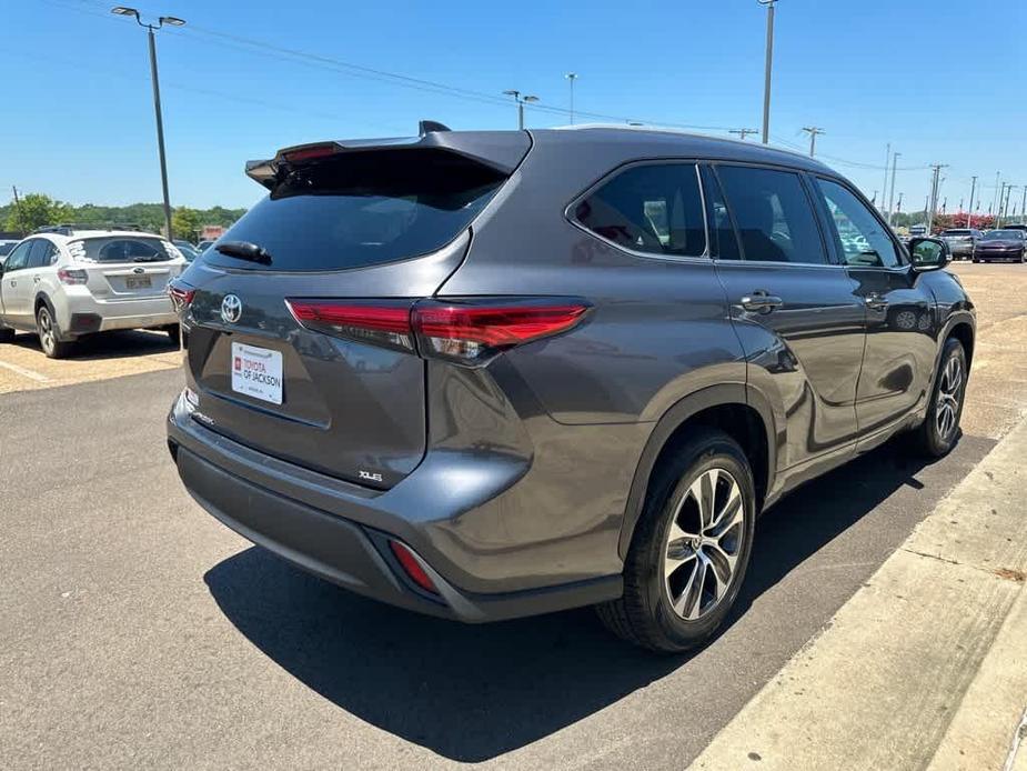 used 2022 Toyota Highlander car, priced at $35,100