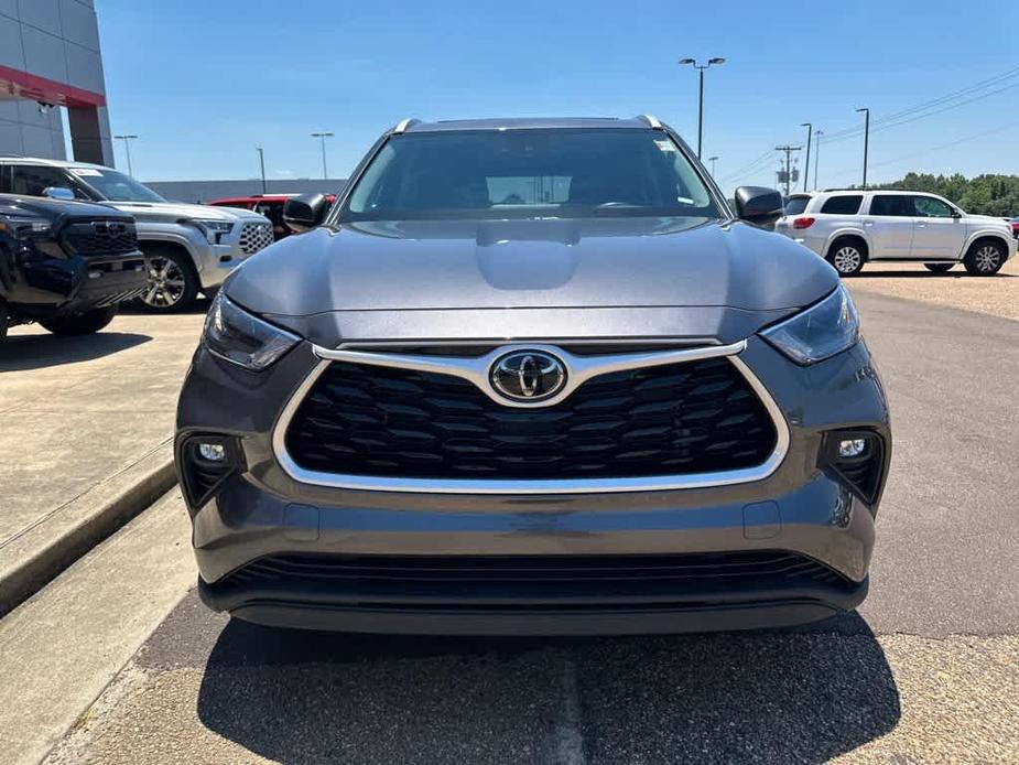 used 2022 Toyota Highlander car, priced at $35,100