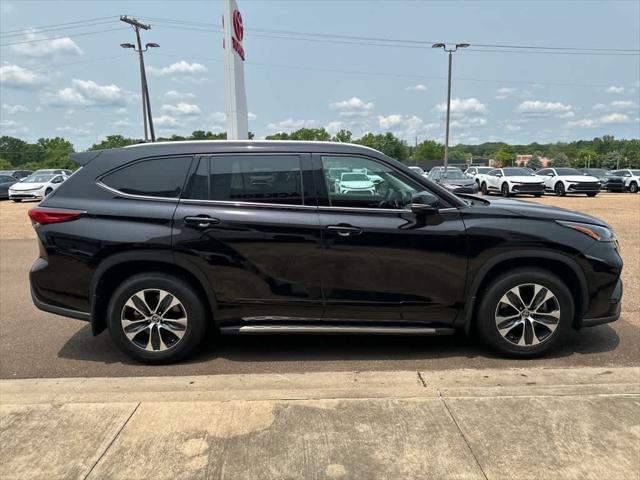 used 2022 Toyota Highlander car, priced at $34,200