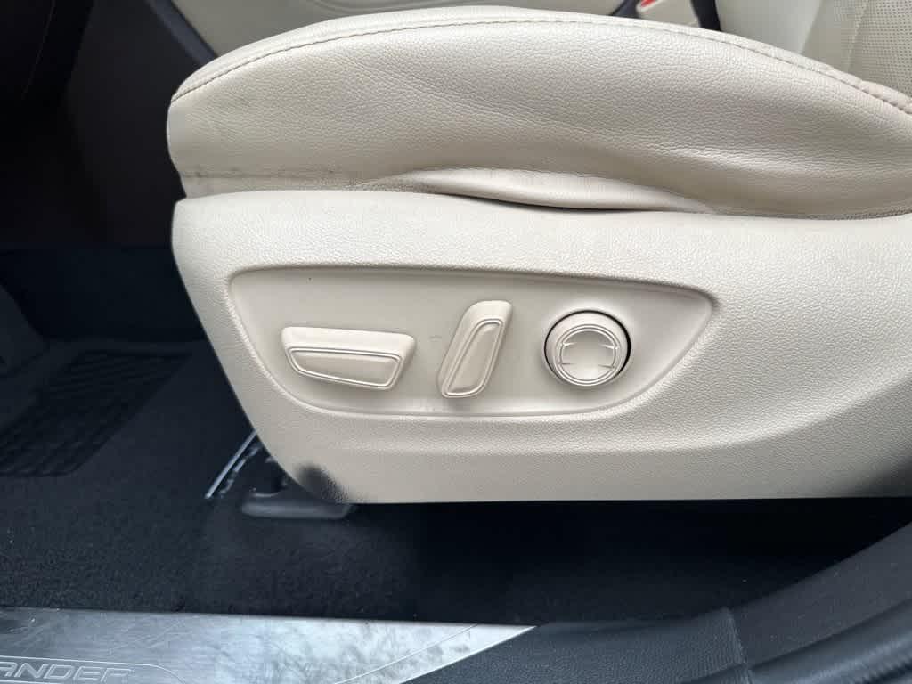used 2022 Toyota Highlander car, priced at $34,997