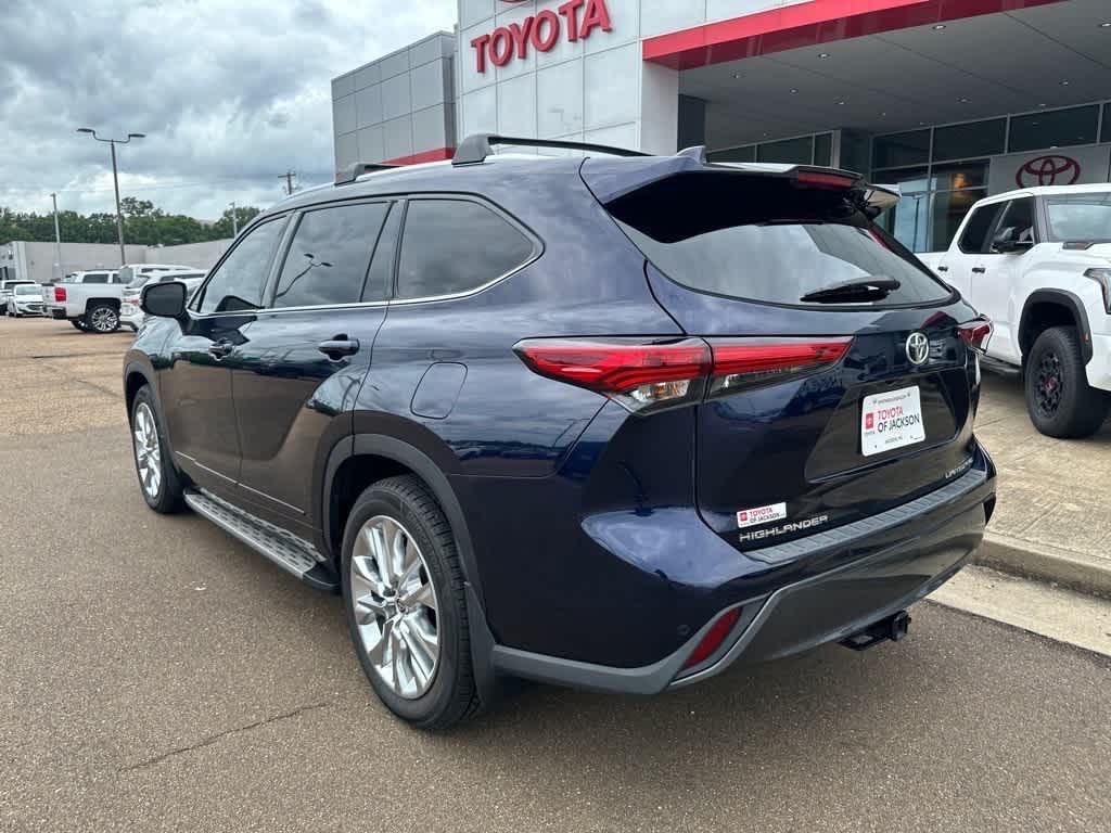 used 2022 Toyota Highlander car, priced at $34,997