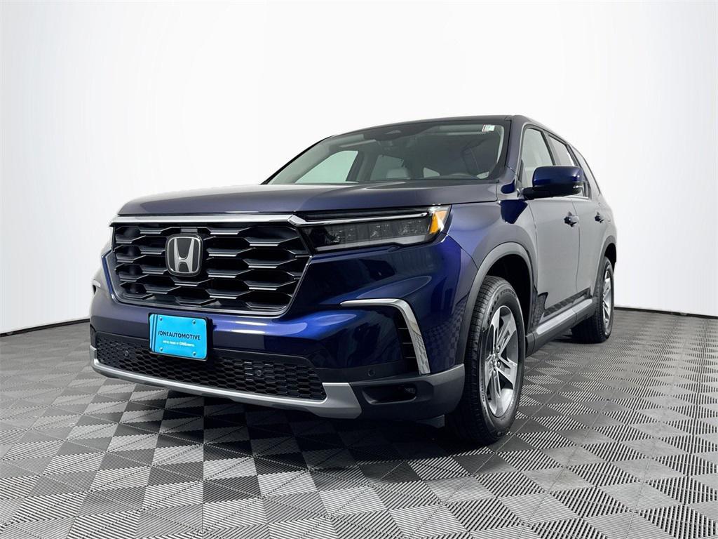 new 2025 Honda Pilot car, priced at $45,095