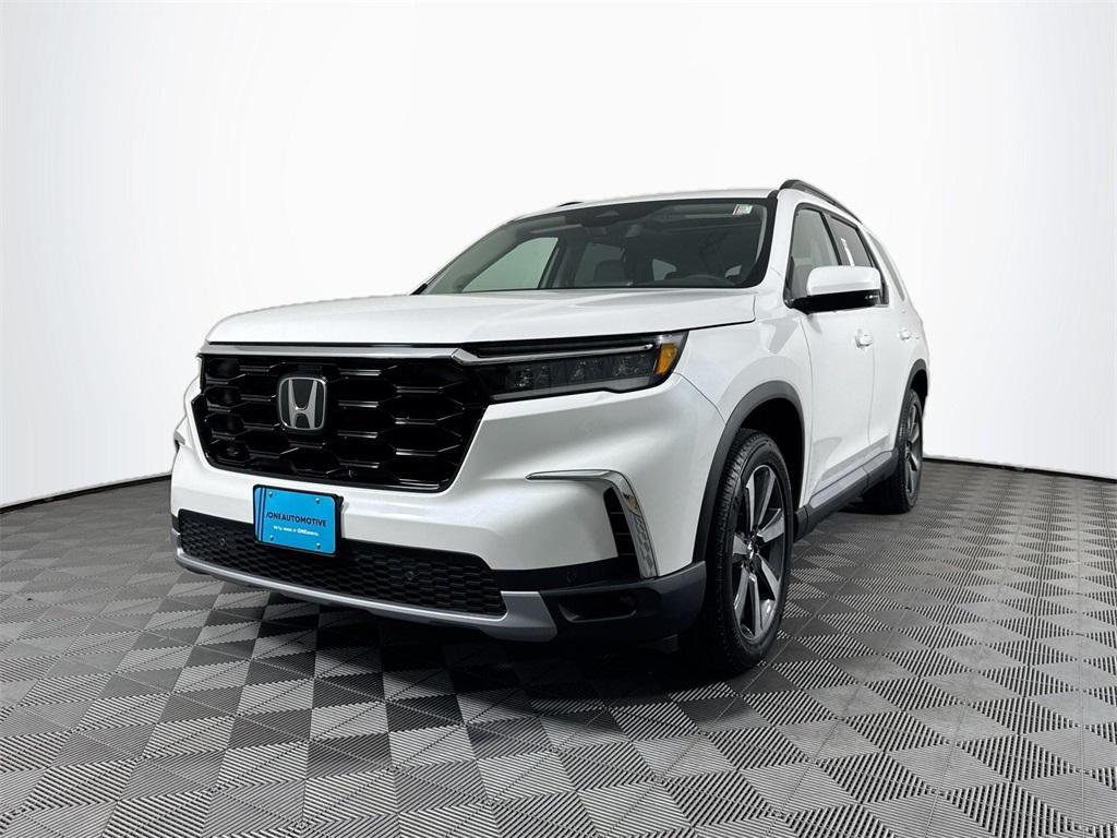 new 2025 Honda Pilot car, priced at $49,550
