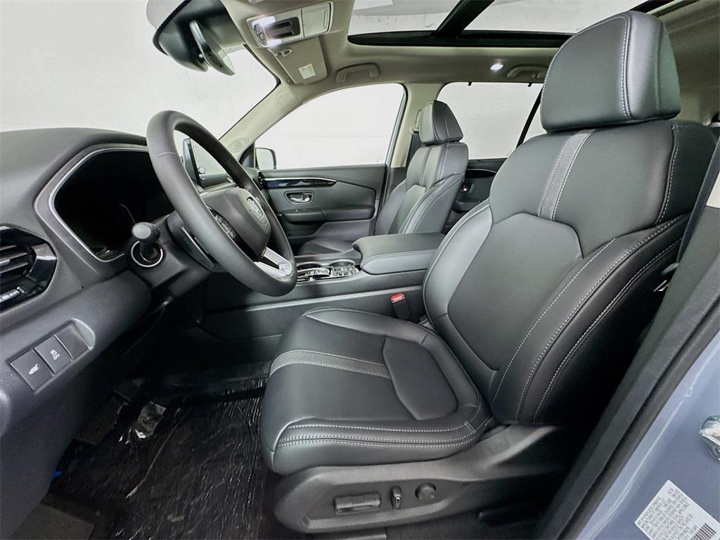 new 2025 Honda Pilot car, priced at $51,405