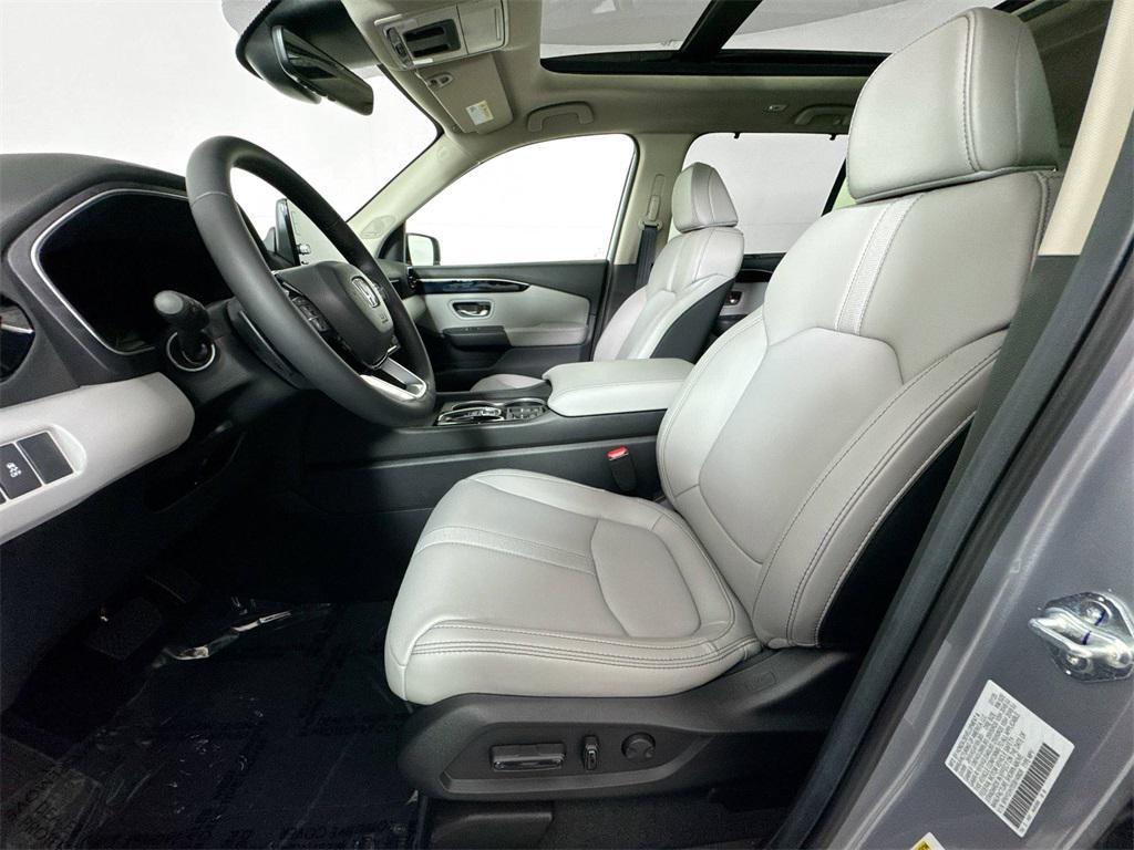 new 2025 Honda Pilot car, priced at $48,095