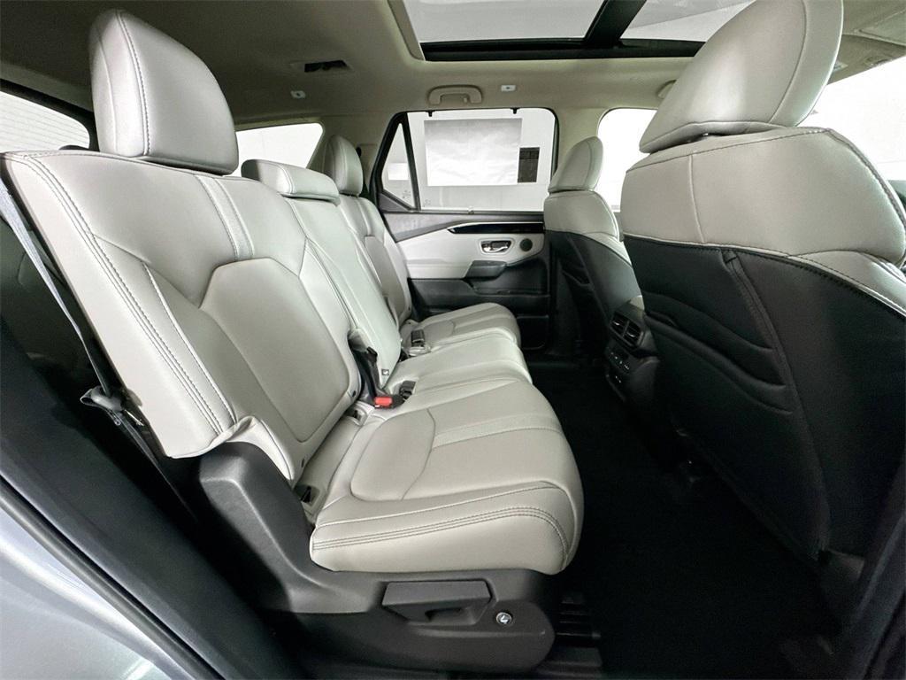 new 2025 Honda Pilot car, priced at $48,095