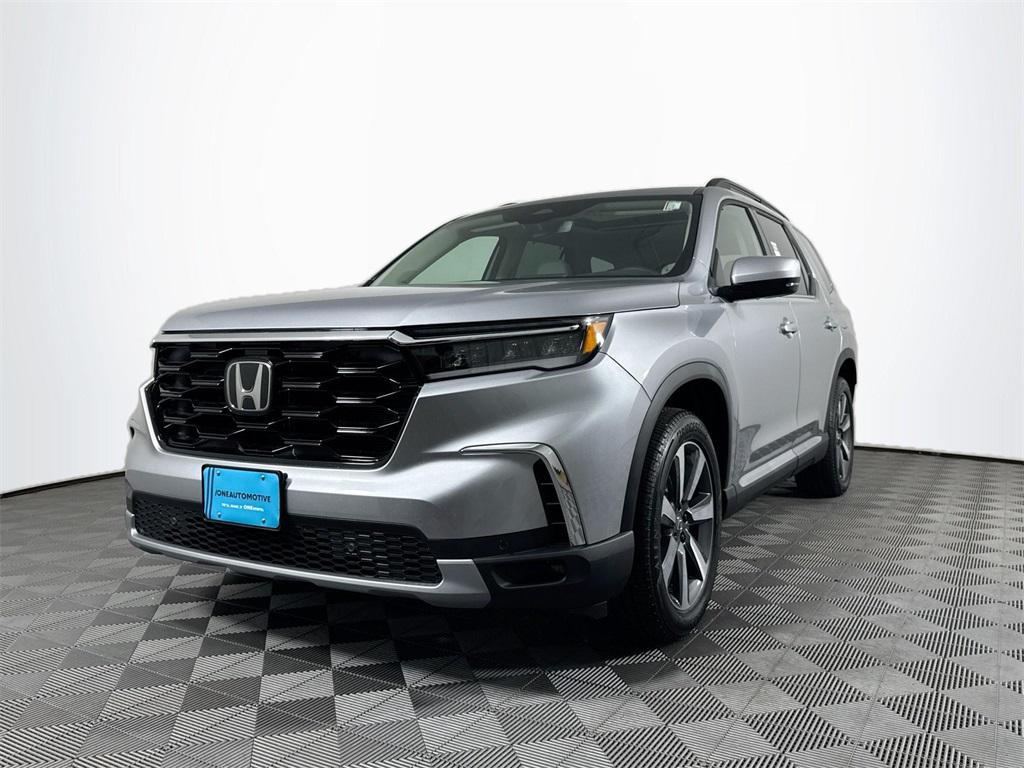 new 2025 Honda Pilot car, priced at $48,095