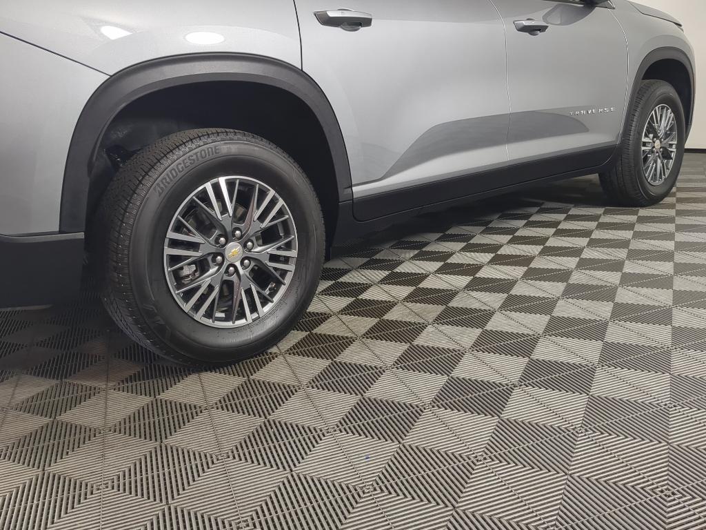 used 2025 Chevrolet Traverse car, priced at $37,698