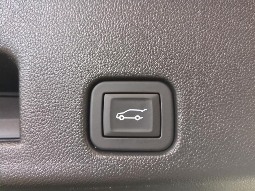 used 2025 Chevrolet Traverse car, priced at $37,698