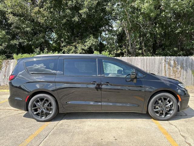 new 2024 Chrysler Pacifica car, priced at $45,285