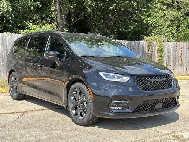 new 2024 Chrysler Pacifica car, priced at $45,285