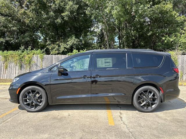 new 2024 Chrysler Pacifica car, priced at $52,285