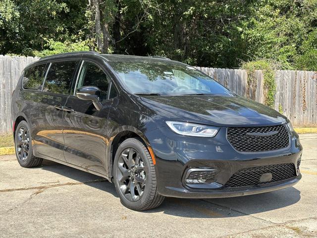 new 2024 Chrysler Pacifica car, priced at $52,285