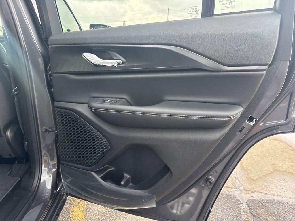 new 2025 Jeep Grand Cherokee car, priced at $33,625