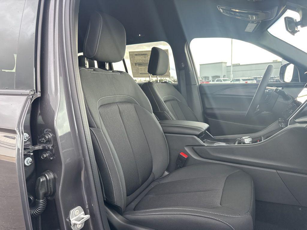 new 2025 Jeep Grand Cherokee car, priced at $33,625