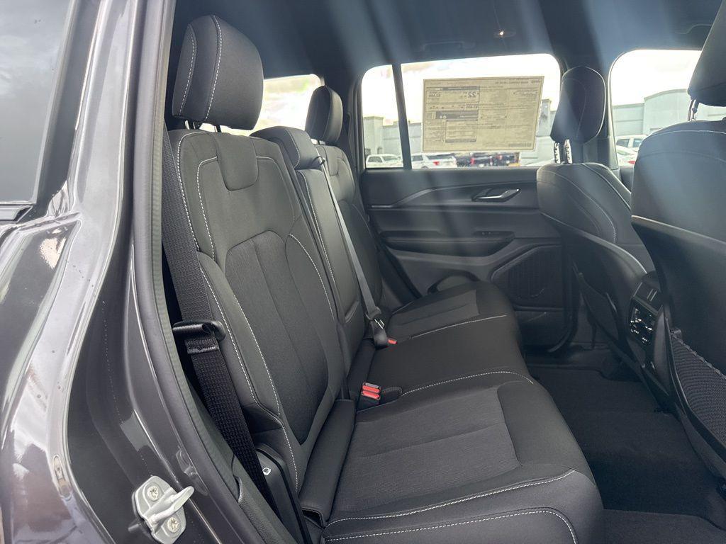 new 2025 Jeep Grand Cherokee car, priced at $33,625