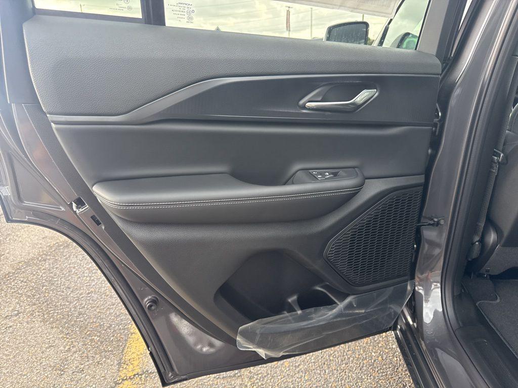 new 2025 Jeep Grand Cherokee car, priced at $33,625