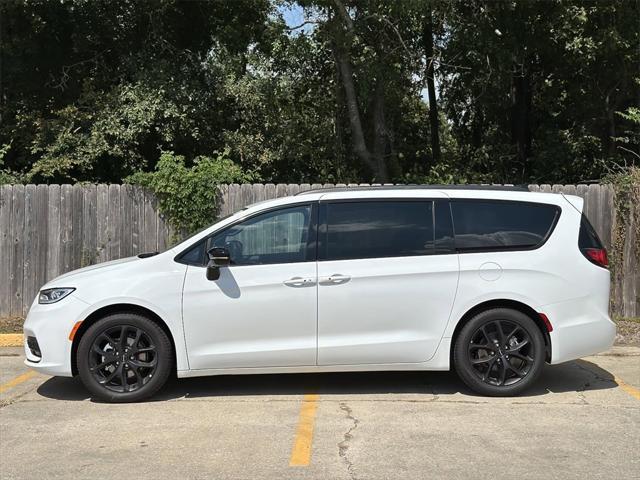 new 2024 Chrysler Pacifica car, priced at $47,640