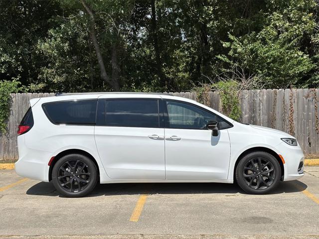 new 2024 Chrysler Pacifica car, priced at $47,640