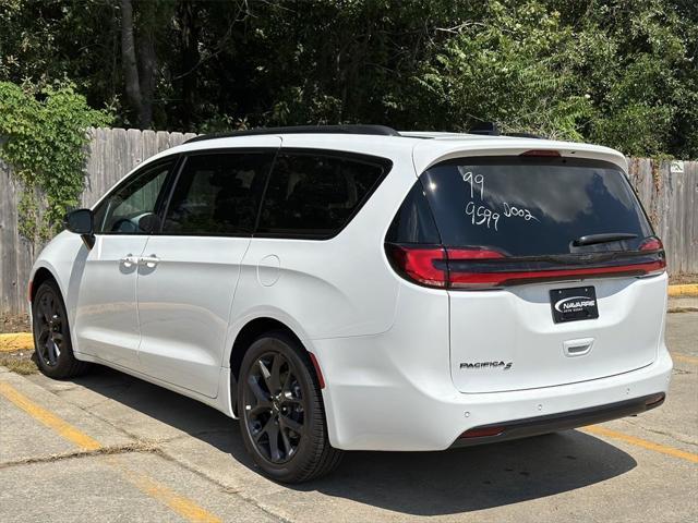 new 2024 Chrysler Pacifica car, priced at $47,640