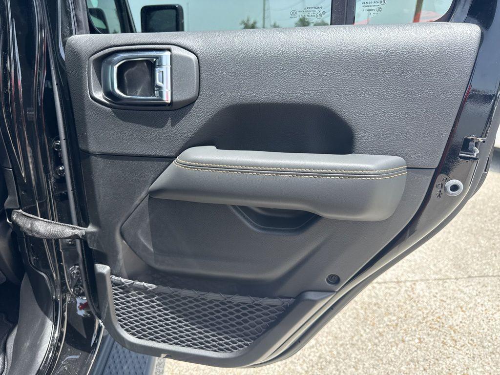 new 2025 Jeep Gladiator car, priced at $43,980